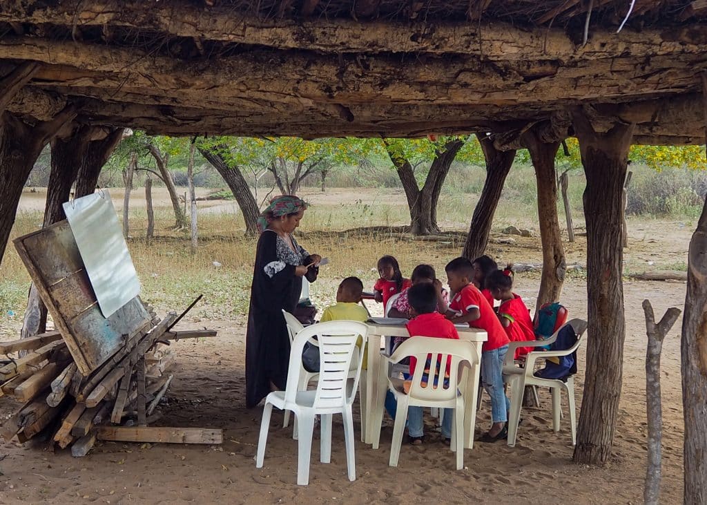 A Wayuu teacher with her students in a community in central La Guajira (Image: David González M / Diálogo Chino)
