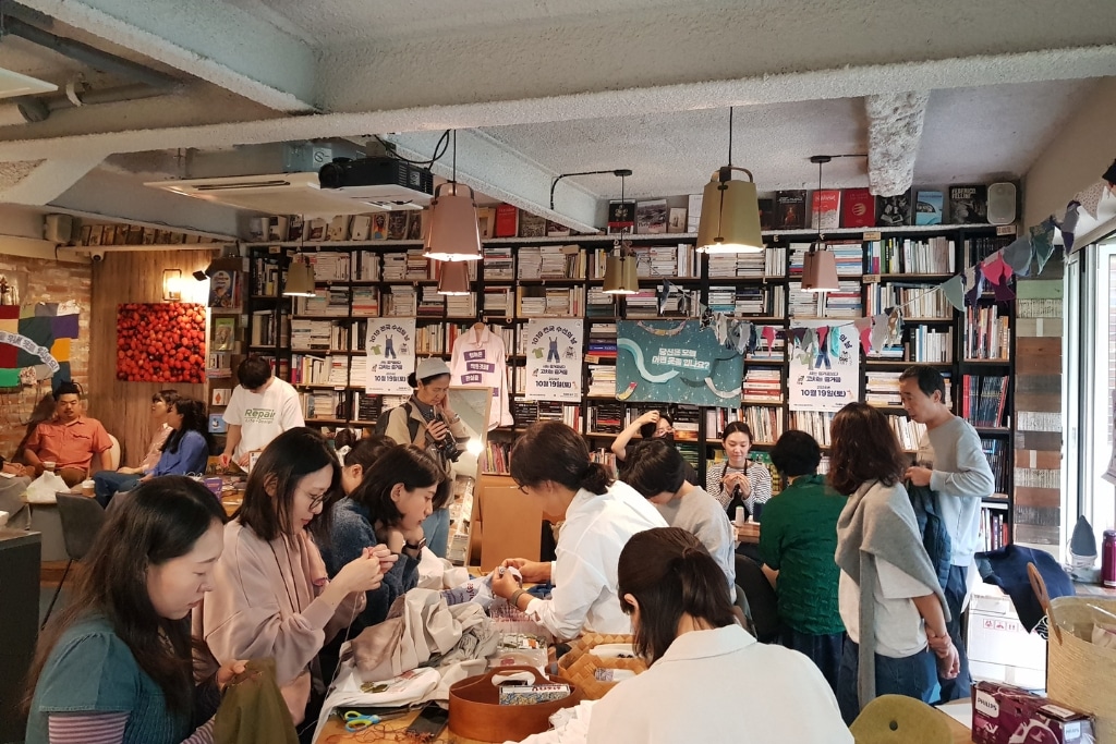 A clothing mending workshop organized by Wear Again Lab.