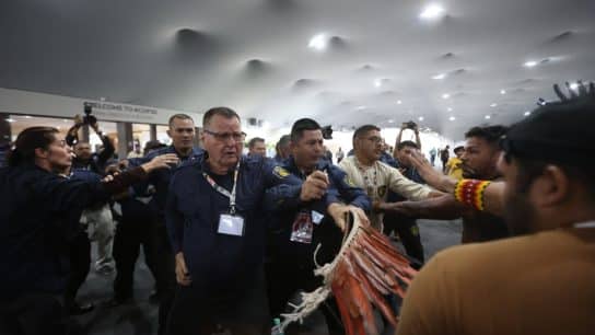 The moment a UN-Security official hurls Jairo’s traditional headdress at COP30.
