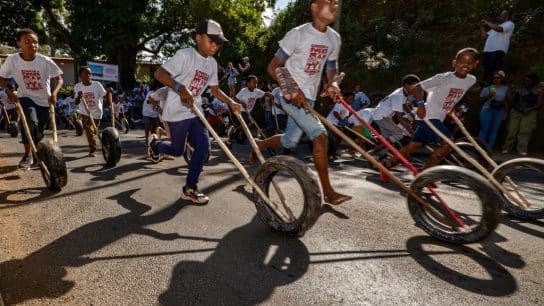 A crowd at Mayotte's tire race in 2023.